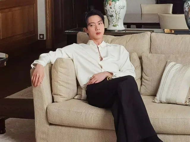 'BTS' JIN, 밀라노에서 마치 왕자님 같은 흰 셔츠 스타일이 화제