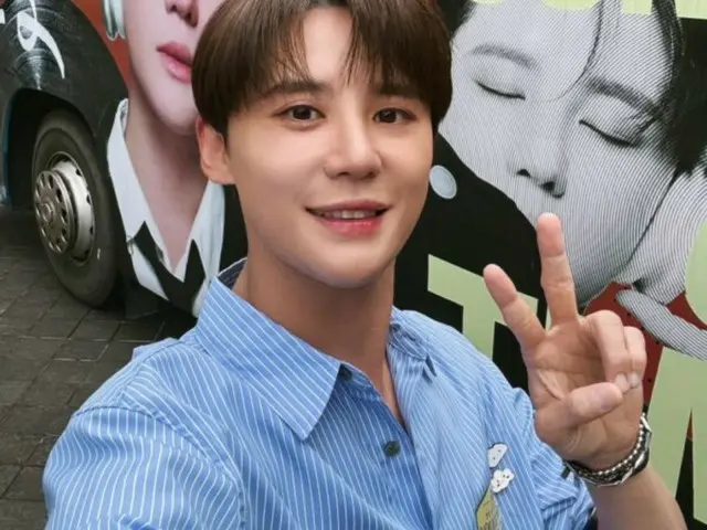 Jun Su (Xia), 상하이 팬들의 사랑을 받아 밝은 미소… 랩핑 버스 앞에서 포즈!