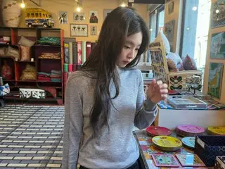 '블랙핑크' 제니, 파리에서 일상을 공유…그레이와 블랙으로 완성된 일상의 미학