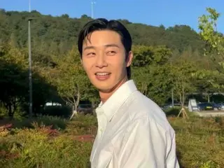 박서준, 푸른 하늘과 상쾌한 미소가 눈부신… 즐거운 촬영 현장 공개