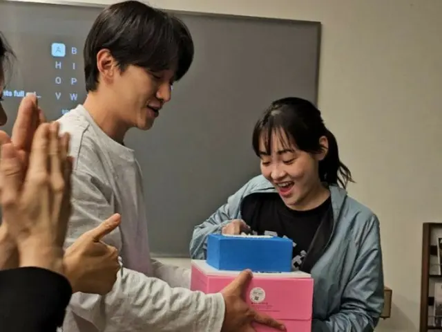 '2PM' 준호&김민하, '태풍상사' 크랭크업 전에 제3화를 단체 시청… '더 재미있어진다'