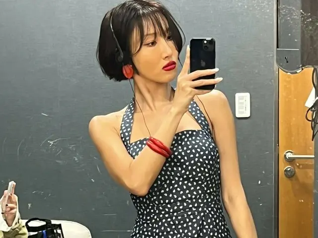 'MAMAMOO' HwaSa, 다이어트 성공으로 뼈도 떠오른 스타일로 시선 집중