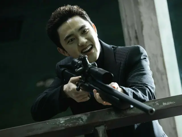 도경수('EXO' DO), 총을 들고 광기에 가득한 웃음 지창욱과 대결… ‘날조된 도시’ 보도 스틸 2탄 공개