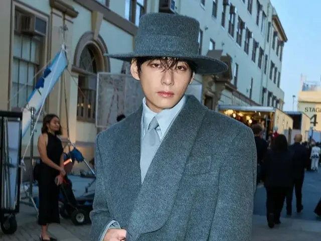 'BTS' V, 한복감성을 도입한 세련된 스타일로 'VOGUE WORLD'를 빛나는… 오프샷 다수 공개