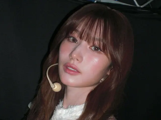 '트와이스' 사나, 백스테이지 샷 공개… AI급 비주얼