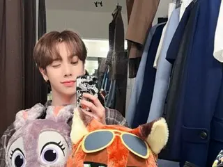 「n.SSign」카즈타, 카메라를 향해 WINK! …봉제인형을 안고 귀여운 매력