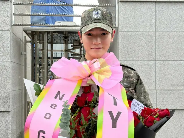 ‘NCT’ 태연, 센스 있는 ‘제대’ 증명샷… 부모님과의 포옹에서 철하는 모습까지